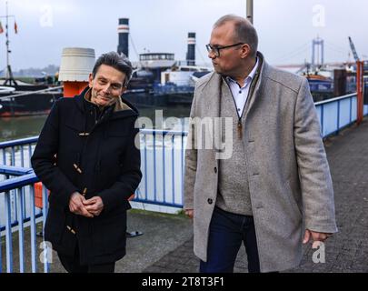 Duisburg, Allemagne. 21 novembre 2023. Jochen Ott (à droite), président du groupe parlementaire SPD en Rhénanie du Nord-Westphalie et Rolf Mützenich (à gauche), président du groupe parlementaire SPD au Bundestag, arrivent sur la jetée de Duisburg Ruhrort. Les présidents des groupes parlementaires SPD des gouvernements fédéral et des États se sont réunis pour la conférence des présidents des groupes parlementaires SPD lors d'une excursion en bateau à travers le port de Duisbourg. Crédit : Oliver Berg/dpa/Alamy Live News Banque D'Images