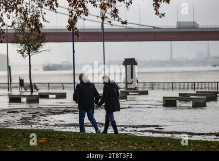 Duisburg, Allemagne. 21 novembre 2023. Une partie de la banque est inondée à Duisburg-Ruhrort. L'inondation du Rhin a atteint son apogée dans les premières villes de Rhénanie du Nord-Westphalie mardi. (À dpa/lnw : 'les inondations du Rhin atteignent leur apogée à Cologne et Düsseldorf') crédit : Oliver Berg/dpa/Alamy Live News Banque D'Images