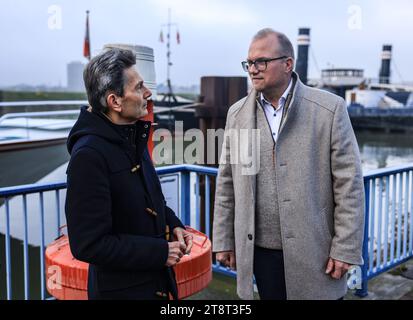 Duisburg, Allemagne. 21 novembre 2023. Jochen Ott (à droite), président du groupe parlementaire SPD en Rhénanie du Nord-Westphalie et Rolf Mützenich (à gauche), président du groupe parlementaire SPD au Bundestag, arrivent sur la jetée de Duisburg Ruhrort. Les présidents des groupes parlementaires SPD des gouvernements fédéral et des États se sont réunis pour la conférence des présidents des groupes parlementaires SPD lors d'une excursion en bateau à travers le port de Duisbourg. Crédit : Oliver Berg/dpa/Alamy Live News Banque D'Images