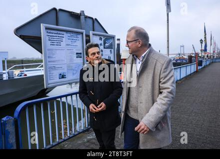 Duisburg, Allemagne. 21 novembre 2023. Jochen Ott (à droite), président du groupe parlementaire SPD en Rhénanie du Nord-Westphalie et Rolf Mützenich (à gauche), président du groupe parlementaire SPD au Bundestag, arrivent sur la jetée de Duisburg Ruhrort. Les présidents des groupes parlementaires SPD des gouvernements fédéral et des États se sont réunis pour la conférence des présidents des groupes parlementaires SPD lors d'une excursion en bateau à travers le port de Duisbourg. Crédit : Oliver Berg/dpa/Alamy Live News Banque D'Images