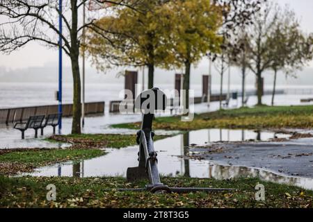 Duisburg, Allemagne. 21 novembre 2023. Une partie de la banque est inondée à Duisburg-Ruhrort. L'inondation du Rhin a atteint son apogée dans les premières villes de Rhénanie du Nord-Westphalie mardi. (À dpa/lnw : 'les inondations du Rhin atteignent leur apogée à Cologne et Düsseldorf') crédit : Oliver Berg/dpa/Alamy Live News Banque D'Images