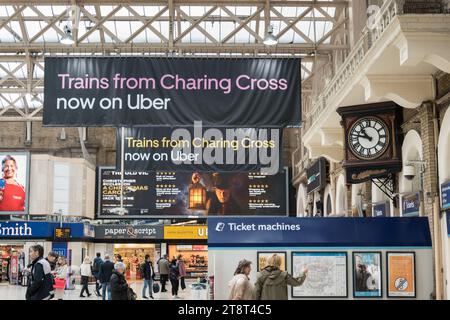 Trains de Charing Cross maintenant sur la publicité Uber sur le hall à Charing Cross Station, Londres, Angleterre, Royaume-Uni Banque D'Images