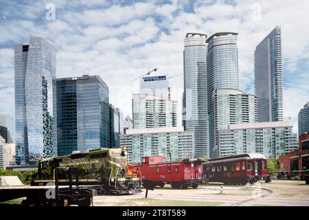 Toronto Railway Museum, Roundhouse Park est un parc de 17 acres (6,9 ha) situé au centre-ville de Toronto dans l'ancien Railway Lands. Il abrite la John Street Roundhouse, une locomotive roundhouse préservée qui abrite le Toronto Railway Museum, Steam Whistle Brewing et le complexe de restaurants et de divertissements The Rec Room. Le parc abrite également une collection de trains, l'ancienne gare Don du chemin de fer canadien Pacifique et le chemin de fer miniature Roundhouse Park. Le parc est délimité par le boulevard Bremner, la rue Lower Simcoe, le boulevard Lake Shore Ouest/Gardiner Expressway et la rue Rees Banque D'Images