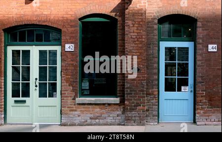 No 42 et 44, le Distillery District est un district commercial et résidentiel situé à Toronto, Ontario, Canada. Situé à l'est du centre-ville, il contient de nombreux cafés, restaurants et boutiques logés dans les bâtiments patrimoniaux de l'ancienne distillerie Gooderham et Worts. Le quartier de 13 acres (5,3 ha) comprend plus de quarante bâtiments patrimoniaux et dix rues, et est la plus grande collection d'architecture industrielle de l'époque victorienne en Amérique du Nord Banque D'Images