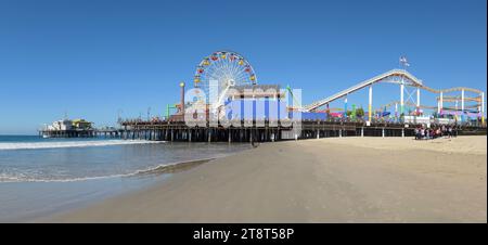 Santa Monica Pier, le Santa Monica Pier est un grand quai à double articulation situé au pied de Colorado Avenue à Santa Monica, en Californie, qui a plus de 100 ans. Avec un brise-lames construit en 1934 Banque D'Images