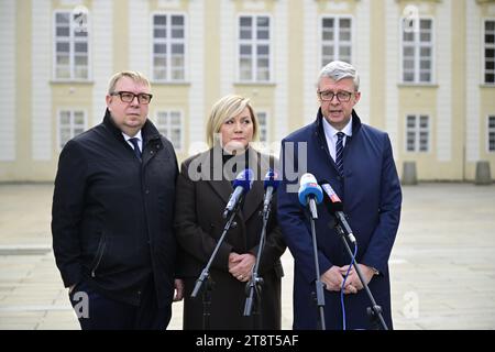 Prague, République tchèque. 21 novembre 2023. Le ministre fictif du travail et des Affaires sociales Ales Juchelka (de gauche à droite), le ministre fictif des Finances et chef du groupe ANO chambre basse ALENA Schillerova et le vice-président du mouvement ANO et premier ministre fictif Karel Havlicek s'adressent aux médias après avoir rencontré le président Pavel pour discuter principalement des prochaines propositions du gouvernement concernant les retraites, au château de Prague, le 21 novembre 2023. Crédit : Roman Vondrous/CTK photo/Alamy Live News Banque D'Images