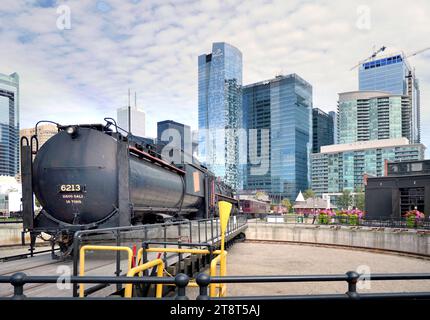 Toronto Railway Museum, Roundhouse Park est un parc de 17 acres (6,9 ha) situé au centre-ville de Toronto dans l'ancien Railway Lands. Il abrite la John Street Roundhouse, une locomotive roundhouse préservée qui abrite le Toronto Railway Museum, Steam Whistle Brewing et le complexe de restaurants et de divertissements The Rec Room. Le parc abrite également une collection de trains, l'ancienne gare Don du chemin de fer canadien Pacifique et le chemin de fer miniature Roundhouse Park. Le parc est délimité par le boulevard Bremner, la rue Lower Simcoe, le boulevard Lake Shore Ouest/Gardiner Expressway et la rue Rees Banque D'Images