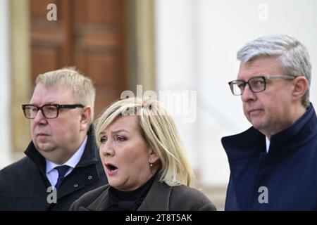 Prague, République tchèque. 21 novembre 2023. Le ministre fictif du travail et des Affaires sociales Ales Juchelka (de gauche à droite), le ministre fictif des Finances et chef du groupe ANO chambre basse ALENA Schillerova et le vice-président du mouvement ANO et premier ministre fictif Karel Havlicek s'adressent aux médias après avoir rencontré le président Pavel pour discuter principalement des prochaines propositions du gouvernement concernant les retraites, au château de Prague, le 21 novembre 2023. Crédit : Roman Vondrous/CTK photo/Alamy Live News Banque D'Images