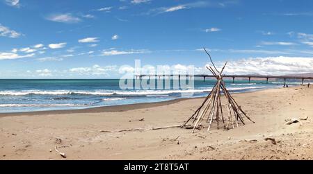 Sur la plage, New Brighton Beach est un endroit populaire pour la plupart des activités récréatives, surtout en été. Le Christchurch, New Zealand Pier est situé vers l'extrémité sud de la plage. Les sauveteurs patrouillent sur la plage pendant les fins de semaine d'été et pendant la semaine pendant les vacances scolaires Banque D'Images