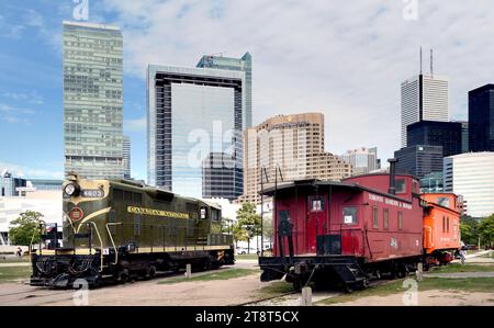 Roundhouse Park. Toronto, Roundhouse Park est un parc de 17 acres (6,9 ha) au centre-ville de Toronto dans l'ancienne Railway Lands. Il abrite la John Street Roundhouse, une locomotive roundhouse préservée qui abrite le Toronto Railway Museum, Steam Whistle Brewing et le complexe de restaurants et de divertissements The Rec Room. Le parc abrite également une collection de trains, l'ancienne gare Don du chemin de fer canadien Pacifique et le chemin de fer miniature Roundhouse Park. Le parc est délimité par le boulevard Bremner, la rue Lower Simcoe, le boulevard Lake Shore Ouest/Gardiner Expressway et la rue Rees Banque D'Images