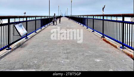 Lignes convergentes, il y a eu deux New Brighton Piers à New Brighton, en Nouvelle-Zélande. La première jetée, de construction en bois, ouvrit le 18 janvier 1894 et fut démolie le 12 octobre 1965. La jetée actuelle en béton a été ouverte le 1 novembre 1997. C'est l'une des icônes de Christchurch, en Nouvelle-Zélande Banque D'Images