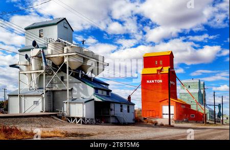 Nanton Alberta, le Canadian grain Elevator Discovery Centre est un ensemble de silos à grains restaurés situés à Nanton, en Alberta, au Canada. L'objectif du centre est de préserver des exemples d'anciens silos à grain afin d'éduquer les visiteurs sur l'histoire agricole de la ville et de l'Alberta Banque D'Images