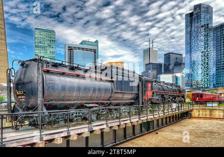 Toronto Railway Museum, Roundhouse Park est un parc de 17 acres (6,9 ha) situé au centre-ville de Toronto dans l'ancien Railway Lands. Il abrite la John Street Roundhouse, une locomotive roundhouse préservée qui abrite le Toronto Railway Museum, Steam Whistle Brewing et le complexe de restaurants et de divertissements The Rec Room. Le parc abrite également une collection de trains, l'ancienne gare Don du chemin de fer canadien Pacifique et le chemin de fer miniature Roundhouse Park. Le parc est délimité par le boulevard Bremner, la rue Lower Simcoe, le boulevard Lake Shore Ouest/Gardiner Expressway et la rue Rees Banque D'Images