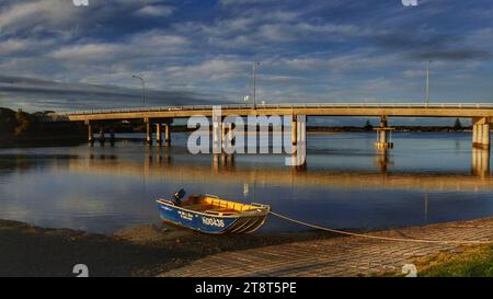 Bermagui River.Aust, Bermagui River est un estuaire de barrière dominé par les vagues semi-matures ouvert et entraîné ou rivière pérenne situé dans la région de la côte sud de la Nouvelle-Galles du Sud, en Australie Banque D'Images
