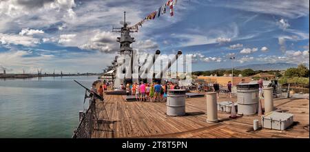 Le cuirassé Missouri, pesant plus de 58 000 tonnes et mesurant un peu moins de 900 pieds de la proue à la poupe, l'USS Missouri est un gigantesque monstre impressionnant de navire. Une vraie force avec laquelle il faut compter dans sa prime, aujourd'hui, le géant maintenant paisible monte la garde silencieuse sur Pearl Harbor Banque D'Images