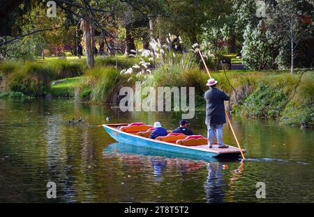 En vous promenant sur l'Avon, détendez-vous et admirez les magnifiques jardins botaniques tout en dérivant le long de la rivière Avon lors d'une excursion de chasse au fond de style édouardien : l'une des attractions les plus emblématiques de la Nouvelle-Zélande Banque D'Images