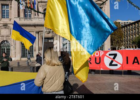 Marseille, France. 18 novembre 2023. Une bannière "stop ruzia" et des drapeaux ukrainiens vus lors d'une manifestation. Un groupe d’Ukrainiens protestent contre la guerre et la Russie devant la mairie de Marseille. Depuis le début de la guerre en Ukraine le 24 février 2022, près de 3 000 000 réfugiés sont arrivés dans les Bouches-du-Rhône. Crédit : SOPA Images Limited/Alamy Live News Banque D'Images