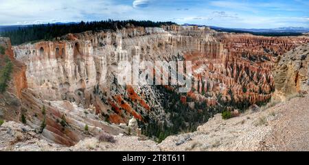 Bryces Canyon, parc national de Bryce Canyon, une vaste réserve dans le sud de l'Utah, est connu pour ses hoodoos de couleur cramoisi, qui sont des formations rocheuses en forme de flèche. La route principale du parc passe devant le vaste amphithéâtre Bryce, une dépression remplie de hoodoo située sous le sentier de randonnée Rim Trail. Il offre des vues sur Sunrise point, Sunset point, inspiration point et Bryce point. Les heures de visionnement sont autour du lever et du coucher du soleil Banque D'Images