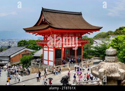 Temple Kiyomizu-dera - Kyoto, Japon, Kiyomizu-dera, anciennement Otowa-san Kiyomizu-dera, est un temple bouddhiste de l'est de Kyoto. Le temple fait partie des monuments historiques de l'ancienne Kyoto, site du patrimoine mondial de l'UNESCO Banque D'Images