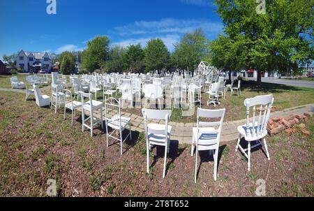 Chaises blanches. Memorial, 185 chaises vides, également connu sous le nom de 185 chaises blanches ou 185 chaises blanches vides ou simplement 185 chaises, est un mémorial officieux pour les 185 personnes décédées lors du tremblement de terre de Christchurch en Nouvelle-Zélande en 2011. Envisagé comme une installation à court terme faite à partir de chaises peintes en blanc, il est devenu une attraction touristique majeure à Christchurch, Nouvelle-Zélande, Nouvelle-Zélande. Installé le jour du premier anniversaire du tremblement de terre, il a précédé de cinq ans le mémorial officiel du tremblement de terre, le Canterbury Earthquake National Memorial. Banque D'Images