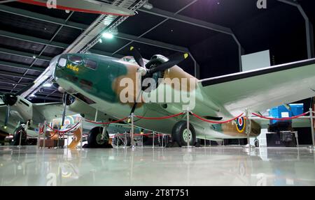 Lockheed Hudson Mk III NZ2031 1941, le Lockheed Hudson est un bombardier léger et un avion de reconnaissance côtière construit aux États-Unis, construit initialement pour la Royal Air Force peu de temps avant le déclenchement de la Seconde Guerre mondiale et principalement exploité par la RAF par la suite. Le Hudson fut le premier contrat de construction d'avions important pour la Lockheed Aircraft Corporation — la commande initiale de 200 Hudsons de la RAF dépassait de loin toute commande précédente reçue par la compagnie. Banque D'Images