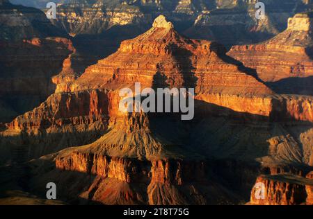 Le Grand Canyon, le Grand Canyon est un canyon à flancs escarpés creusé par le fleuve Colorado en Arizona, aux États-Unis. Le Grand Canyon mesure 277 miles de long, jusqu'à 18 miles de large et atteint une profondeur de plus d'un mile Banque D'Images