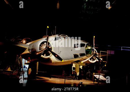 Lockheed Hudson MK-111, le Lockheed Hudson est un bombardier léger et un avion de reconnaissance côtière construit aux États-Unis, construit initialement pour la Royal Air Force peu de temps avant le déclenchement de la Seconde Guerre mondiale et principalement exploité par la RAF par la suite. Le Hudson fut le premier contrat de construction d'avions important pour la Lockheed Aircraft Corporation — la commande initiale de 200 Hudsons de la RAF dépassait de loin toute commande précédente reçue par la compagnie. Banque D'Images