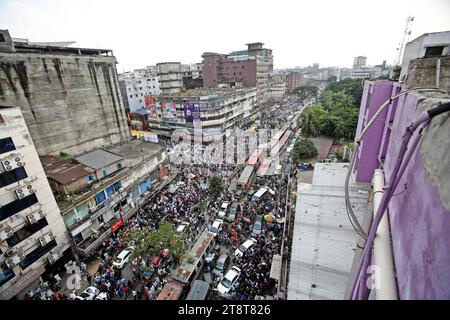 MEGA Stau à Dhaka véhicules coincés dans un embouteillage à Dhaka, au Bangladesh, le 20 novembre 2023. Selon le rapport de recherche, la vitesse moyenne du trafic est passée de 21 km/heure à 5 km/heure, soit légèrement au-dessus de la vitesse moyenne de marche. Près de 5 millions d'heures de travail perdues par jour dans la ville de Dhaka en raison de la congestion routière, dont la perte financière est de 37 mille crore taka par an. Dhaka District Bangladesh Copyright : xHabiburxRahmanx crédit : Imago/Alamy Live News Banque D'Images