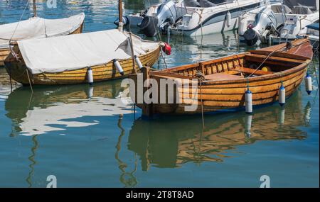 Bateaux de plaisance et de plaisance à leurs mouillages dans le Cobb lors d'une journée d'été lumineuse à Lyme Regis, Dorset, Angleterre, Royaume-Uni. Banque D'Images