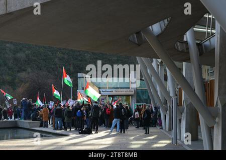 Édimbourg Écosse, Royaume-Uni 21 novembre 2023. Des manifestants pro palestiniens se rassemblent devant le Parlement écossais avant un débat du gouvernement écossais sur la situation au Moyen-Orient. crédit sst/alamy live news Banque D'Images