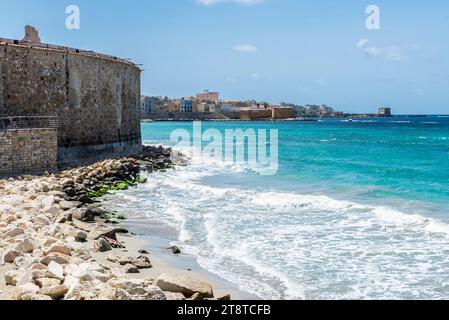 Promenade et plage dans la vieille ville de Marsala, Trapani, Sicile, Italie Banque D'Images