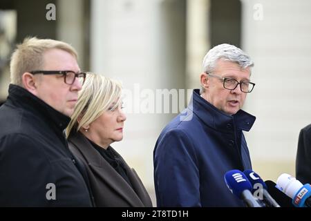 Prague, République tchèque. 21 novembre 2023. Le ministre fictif du travail et des Affaires sociales Ales Juchelka (de gauche à droite), le ministre fictif des Finances et chef du groupe ANO chambre basse ALENA Schillerova et le vice-président du mouvement ANO et premier ministre fictif Karel Havlicek s'adressent aux médias après avoir rencontré le président Pavel pour discuter principalement des prochaines propositions du gouvernement concernant les retraites, au château de Prague, le 21 novembre 2023. Crédit : Roman Vondrous/CTK photo/Alamy Live News Banque D'Images