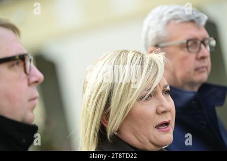 Prague, République tchèque. 21 novembre 2023. Le ministre fictif du travail et des Affaires sociales Ales Juchelka (de gauche à droite), le ministre fictif des Finances et chef du groupe ANO chambre basse ALENA Schillerova et le vice-président du mouvement ANO et premier ministre fictif Karel Havlicek s'adressent aux médias après avoir rencontré le président Pavel pour discuter principalement des prochaines propositions du gouvernement concernant les retraites, au château de Prague, le 21 novembre 2023. Crédit : Roman Vondrous/CTK photo/Alamy Live News Banque D'Images