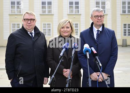 Prague, République tchèque. 21 novembre 2023. Le ministre fictif du travail et des Affaires sociales Ales Juchelka (de gauche à droite), le ministre fictif des Finances et chef du groupe ANO chambre basse ALENA Schillerova et le vice-président du mouvement ANO et premier ministre fictif Karel Havlicek s'adressent aux médias après avoir rencontré le président Pavel pour discuter principalement des prochaines propositions du gouvernement concernant les retraites, au château de Prague, le 21 novembre 2023. Crédit : Roman Vondrous/CTK photo/Alamy Live News Banque D'Images