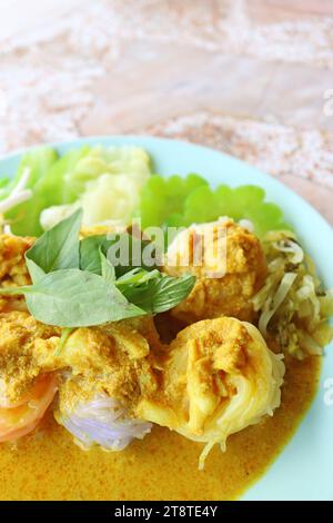 Khanom Chin Nam ya Poo, Thai Southern Region plat de vermicelles de riz servi avec du curry jaune de crabe épicé Banque D'Images