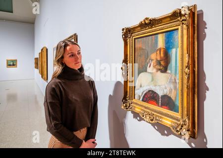 Londres, Royaume-Uni. 21 novembre 2023. Federico Zandomeneghi, Etude d'une femme de derrière, 1890-97 - Impressionnistes sur papier : Degas à Toulouse-Lautrec une nouvelle exposition à l'Académie Royale. Il explore comment les artistes impressionnistes et post-impressionnistes de la fin du 19e siècle en France ont radicalement transformé le statut des œuvres sur papier. L’exposition présente 80 œuvres sur papier. Photos à utiliser UNIQUEMENT lors du référencement de cette exposition. Crédit : Guy Bell/Alamy Live News Banque D'Images