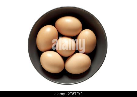 Oeufs poulet entier dans un bol gris, isolé sur fond blanc avec chemin de détourage, élément de conception d'emballage. Profondeur de champ totale. Banque D'Images