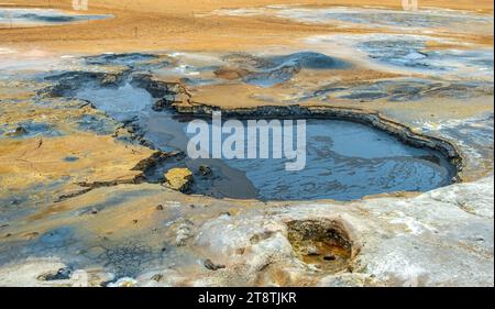 Zone géothermique de Hverir, Islande. Hverir est une zone géothermique au pied de Namafjall, non loin du lac Myvatn Banque D'Images