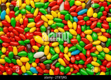 Bonbons dans glaçage multicolore en vrac, fond de papier peint Banque D'Images