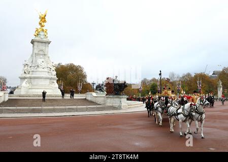 Une procession de calèches royales revient des Horse Guards au palais de Buckingham après la cérémonie de bienvenue le premier jour de la visite d'État du président de la Corée du Sud Yoon Suk Yeol au Royaume-Uni. Date de la photo : mardi 21 novembre 2023. Banque D'Images