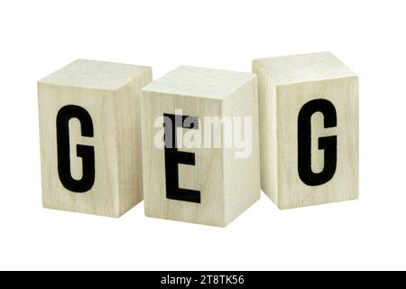 Cubes en bois et GEG isolé sur fond blanc Banque D'Images