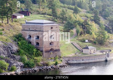 Partie de la forteresse de Fredriksborg, archipel de Stockholm, Suède. Il a été construit pour défendre le passage étroit du détroit d'Oxdjupet à l'extérieur de Vaxholm Banque D'Images