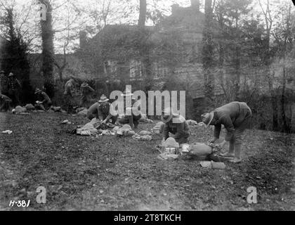 Soldats d'un régiment de Wellington, Nouvelle-Zélande en France, première Guerre mondiale, soldats d'une compagnie du régiment de Wellington, Nouvelle-Zélande, 1e brigade à côté de leur kit sur le terrain à Bayenghem, France. Photographie prise le 8 novembre 1917 Banque D'Images