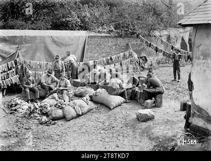 Soldats lavant des chaussettes pendant la première Guerre mondiale, bus-les-artois, France, soldats lavant des chaussettes pendant la première Guerre mondiale Photographie prise à bus-les-artois, 7 mai 1918 Banque D'Images