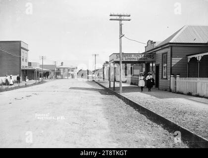 Queen Street, Northcote, North Shore, Auckland, Nouvelle-Zélande, en regardant vers le sud le long des boutiques de Queen Street, Northcote entre Beach Road et Duke Street. La papeterie, les articles de fantaisie et la bibliothèque de prêt de Lepper sont sur la droite. Les locaux de Clow Bros, boulangers et confiseurs, ainsi qu'un magasin appartenant à Carroll, sont à gauche. Northcote Tavern peut être vu au loin. ca 1910 Banque D'Images