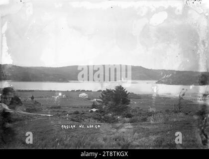 Raglan, New Zealand Harbour, vue générale, vers 1911, partie de Raglan, port de Nouvelle-Zélande, avec des maisons au premier plan. Prise vers 1911 par 'G B', datée d'images dans la même séquence de nombres Banque D'Images