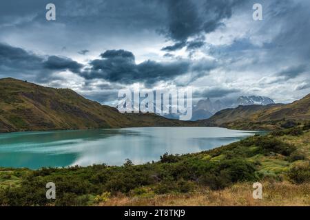 Vue sur le lac Pehoe dans le parc national Torres del Paine, Chili Banque D'Images