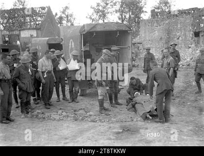 Un officier de santé allemand surveillant l'enlèvement des blessés, la première Guerre mondiale, Un officier de santé allemand, identifié comme Lt Schnelling du 14e régiment bavarois, observant l'enlèvement d'un soldat blessé dans une Ambulance de campagne de Nouvelle-Zélande près de Bapaume pendant la première Guerre mondiale Le colonel J Hardie Neil se tient à côté de Schnelling. Les ambulances attendent en arrière-plan. Photographie prise le 27 août 1918 Banque D'Images