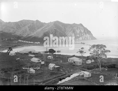 Vue de la colonie à te Ariuru à l'extrémité nord de la baie de Tokomaru, vue de la colonie à te Ariuru, baie de Tokomaru vue vers les chalets des ouvriers Tokomaru Sheepfarmers' Frozen Company Ltd au loin au nord. La jetée et te Ariuru Marae sont visibles à gauche du centre. Le Waitakeo Stream est au premier plan. Le promontoire au loin est Koutunui point. Photographie prise vers 1910-1930 peut-être Banque D'Images