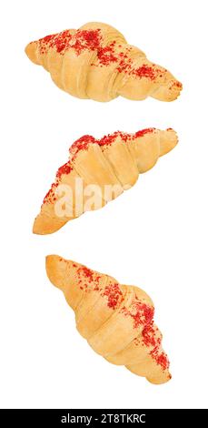 Croissants avec saupoudrages sucrés rouges, bagel en forme de croissant de pâte feuilletée, tombant, suspendu, volant, montant, isolé sur fond blanc Banque D'Images